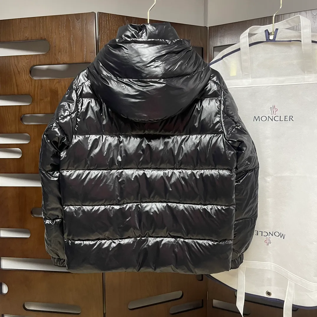 P390 Moncler/ 2026 70 、 。 DNA ， ， 。 Classic ， 、 。 Classic 70 。 Quality， 90 ，Premium Quality ， ，Black ！ Sizes M-3XL